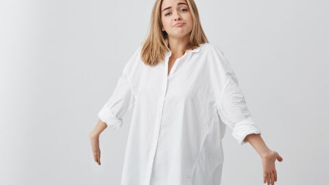 Una mujer con las mangas de la camisa remangadas