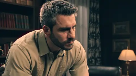 Andrés intenta poner en alerta a Damián sobre su primo Gabriel... ¡pero no le hace caso! Andrés intenta poner en alerta a Damián sobre su primo Gabriel... ¡pero no le hace caso!