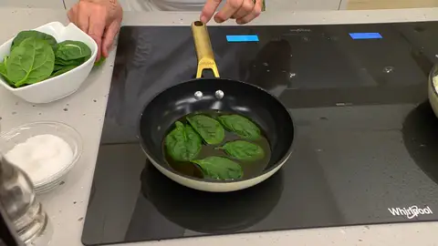 Introduce 4-5 hojas de espinaca y fríelas a fuego suave Introduce 4-5 hojas de espinaca y fríelas a fuego suave