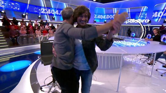 A Hugo Salazar le sube &lsquo;La bilirrubina&rsquo;: saca a bailar a Roberto Leal... &iexcl;sin saber si ha acertado!