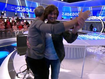A Hugo Salazar le sube &lsquo;La bilirrubina&rsquo;: saca a bailar a Roberto Leal... &iexcl;sin saber si ha acertado!