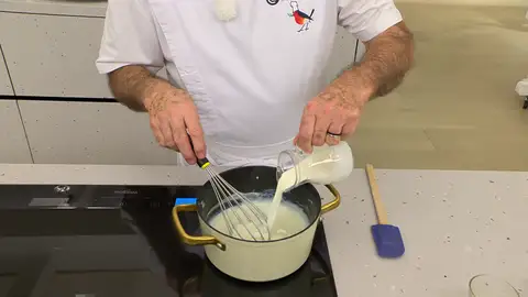 Aparta la cazuela del fuego, incorpora la nata y el agua de azahar Aparta la cazuela del fuego, incorpora la nata y el agua de azahar