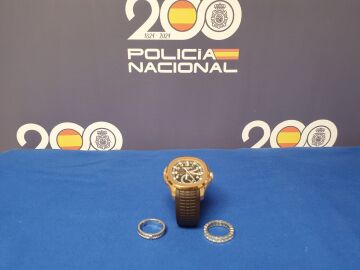 El reloj y los dos anillos olvidados