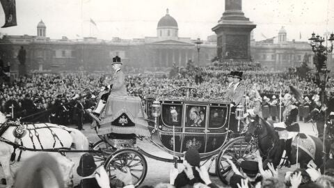 Las calles de Londres abarrotadas el día de la boda de Isabel II y Felipe de Edimburgo
