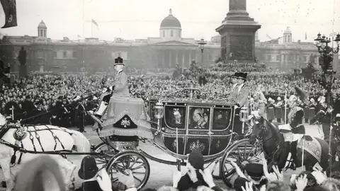 Las calles de Londres abarrotadas el día de la boda de Isabel II y Felipe de Edimburgo Las calles de Londres abarrotadas el día de la boda de Isabel II y Felipe de Edimburgo