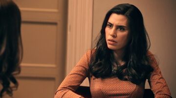 María, siguiendo el plan de Gabriel, le entrega a Begoña la carta de Enriqueta 