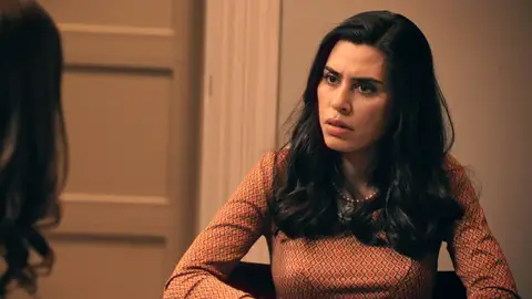 María, siguiendo el plan de Gabriel, le entrega a Begoña la carta de Enriqueta María, siguiendo el plan de Gabriel, le entrega a Begoña la carta de Enriqueta