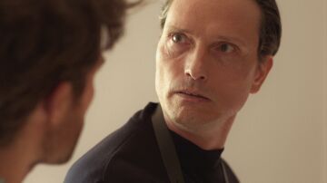 César descubre la obsesión de Saúl por Amanda y le echa de su casa