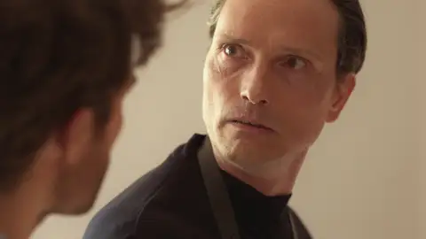 César descubre la obsesión de Saúl por Amanda y le echa de su casa César descubre la obsesión de Saúl por Amanda y le echa de su casa