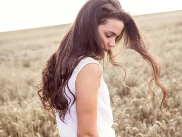 Mujer paseando por el campo Mujer paseando por el campo