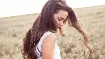 Mujer paseando por el campo Mujer paseando por el campo