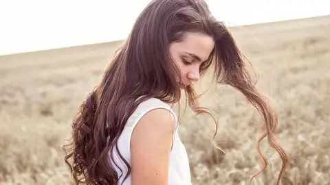Mujer paseando por el campo Mujer paseando por el campo