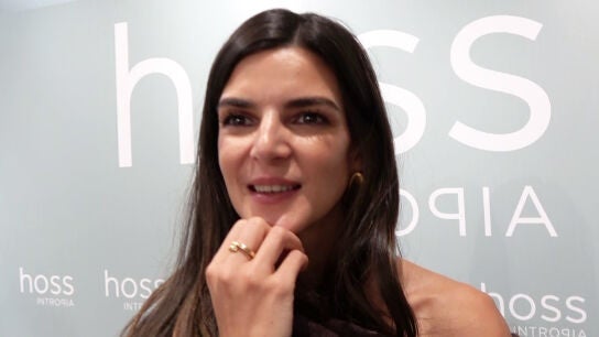Clara Lago atendiendo a la prensa