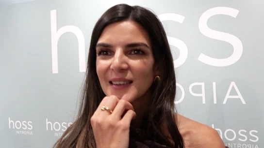 Clara Lago atendiendo a la prensa Clara Lago atendiendo a la prensa