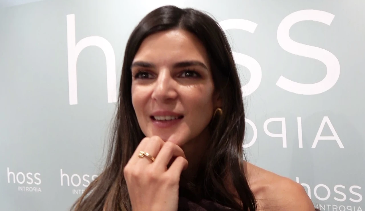 Clara Lago atendiendo a la prensa