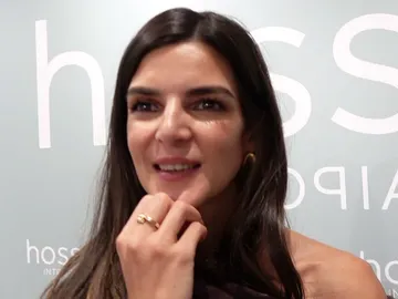 Clara Lago atendiendo a la prensa Clara Lago atendiendo a la prensa