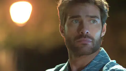 Saúl tiende una trampa a César Saúl tiende una trampa a César