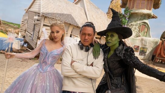 El director Jon M. Chu con Ariana Grande y Cynthia Erivo en el rodaje de Wicked: For Good