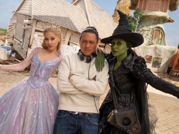 El director Jon M. Chu con Ariana Grande y Cynthia Erivo en el rodaje de Wicked: For Good