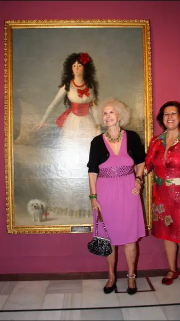 Cayetana de Alba posando con el cuadro de Goya a la duquesa de Alba del siglo XVIII Cayetana de Alba posando con el cuadro de Goya a la duquesa de Alba del siglo XVIII