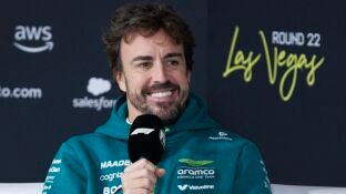 Fernando Alonso atiende a la prensa en Las Vegas