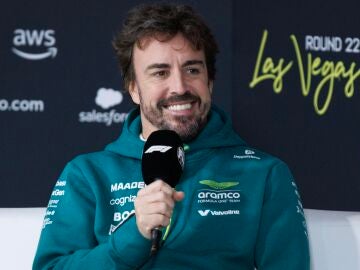 Fernando Alonso atiende a la prensa en Las Vegas