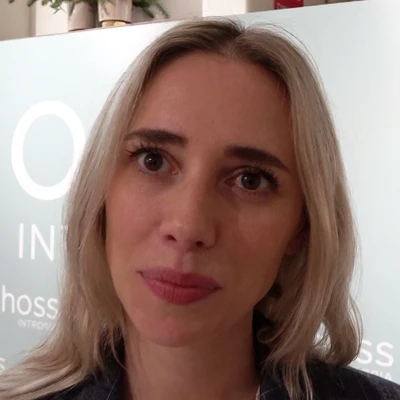 Lulu Figueroa atendiendo a la prensa