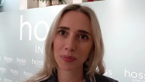 Lulu Figueroa atendiendo a la prensa Lulu Figueroa atendiendo a la prensa