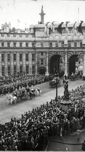 Una multitud de personas en las calles de Londres el día de la boda de Isabel II y Felipe de Edimburgo