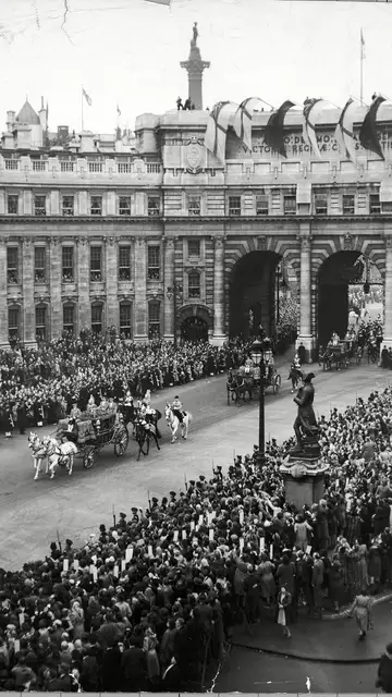 Una multitud de personas en las calles de Londres el día de la boda de Isabel II y Felipe de Edimburgo Una multitud de personas en las calles de Londres el día de la boda de Isabel II y Felipe de Edimburgo