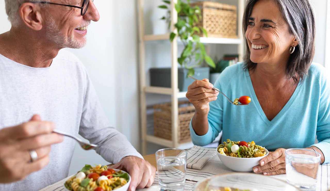 Una pareja comiendo