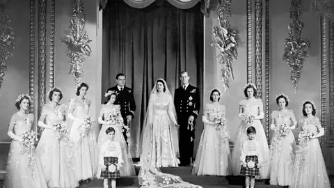 Isabel II y Felipe de Edimburgo con las damas de honor el día de su boda Isabel II y Felipe de Edimburgo con las damas de honor el día de su boda