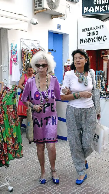 Duquesa de Alba con un look hippie en Ibiza Duquesa de Alba con un look hippie en Ibiza