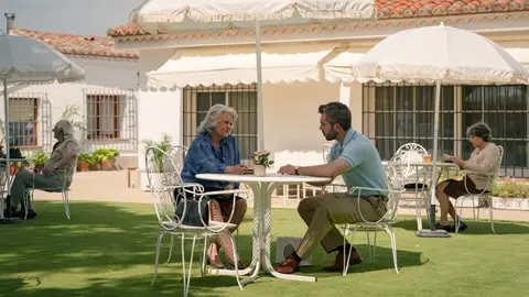 Andrés y la madre de Gabriel en el Capítulo 441 de Sueños de Libertad Andrés y la madre de Gabriel en el Capítulo 441 de Sueños de Libertad