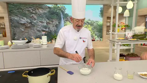 Mezcla bien hasta que la harina se disuelva Mezcla bien hasta que la harina se disuelva