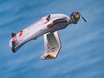 Peter Salzmann volando con su invento