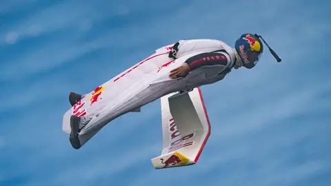 Peter Salzmann volando con su invento Peter Salzmann volando con su invento