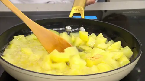 Pela las patatas, córtalas en dados, introdúcelas en la sartén Pela las patatas, córtalas en dados, introdúcelas en la sartén