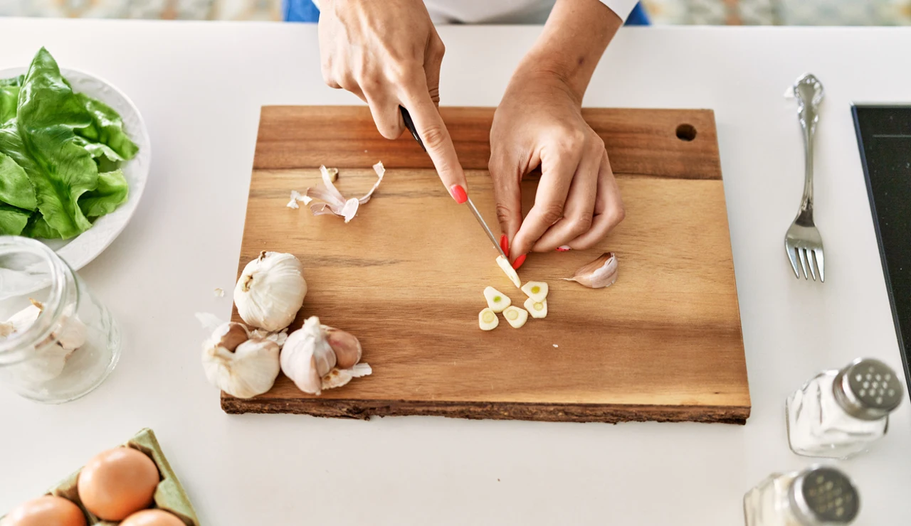 Chica cortando ajo