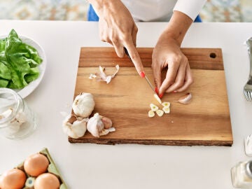 Chica cortando ajo