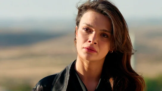 Una mujer libre atrapada en un mundo de tradiciones: descubre En tierra lejana, la nueva serie que conquistará Antena 3 Una mujer libre atrapada en un mundo de tradiciones: descubre En tierra lejana, la nueva serie que conquistará Antena 3