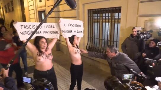 Agresi&oacute;n sexual a estas dos activistas de Femen a las puertas de una misa por Francisco Franco