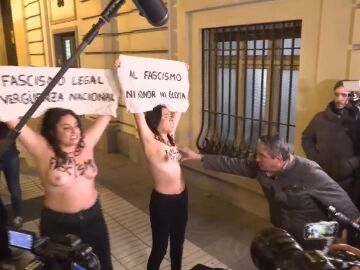 Agresión sexual a estas dos activistas de Femen a las puertas de una misa por Francisco Franco