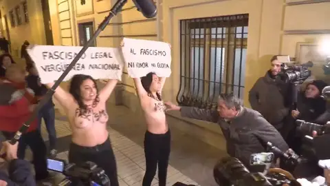 Agresión sexual a estas dos activistas de Femen a las puertas de una misa por Francisco Franco Agresión sexual a estas dos activistas de Femen a las puertas de una misa por Francisco Franco