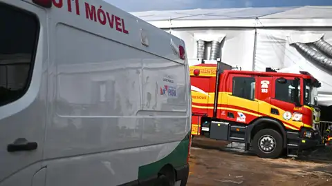 Vehículos de emergencia tras el incendio en el Centro de Convenciones Hangar donde se realiza la COP30 Vehículos de emergencia tras el incendio en el Centro de Convenciones Hangar donde se realiza la COP30