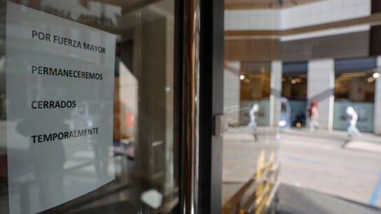 Cartel que indica el cierre temporal en la fachada principal de la cl&iacute;nica dental de Alzira (Val&egrave;ncia)