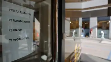 Cartel que indica el cierre temporal en la fachada principal de la clínica dental de Alzira (València) Cartel que indica el cierre temporal en la fachada principal de la clínica dental de Alzira (València)