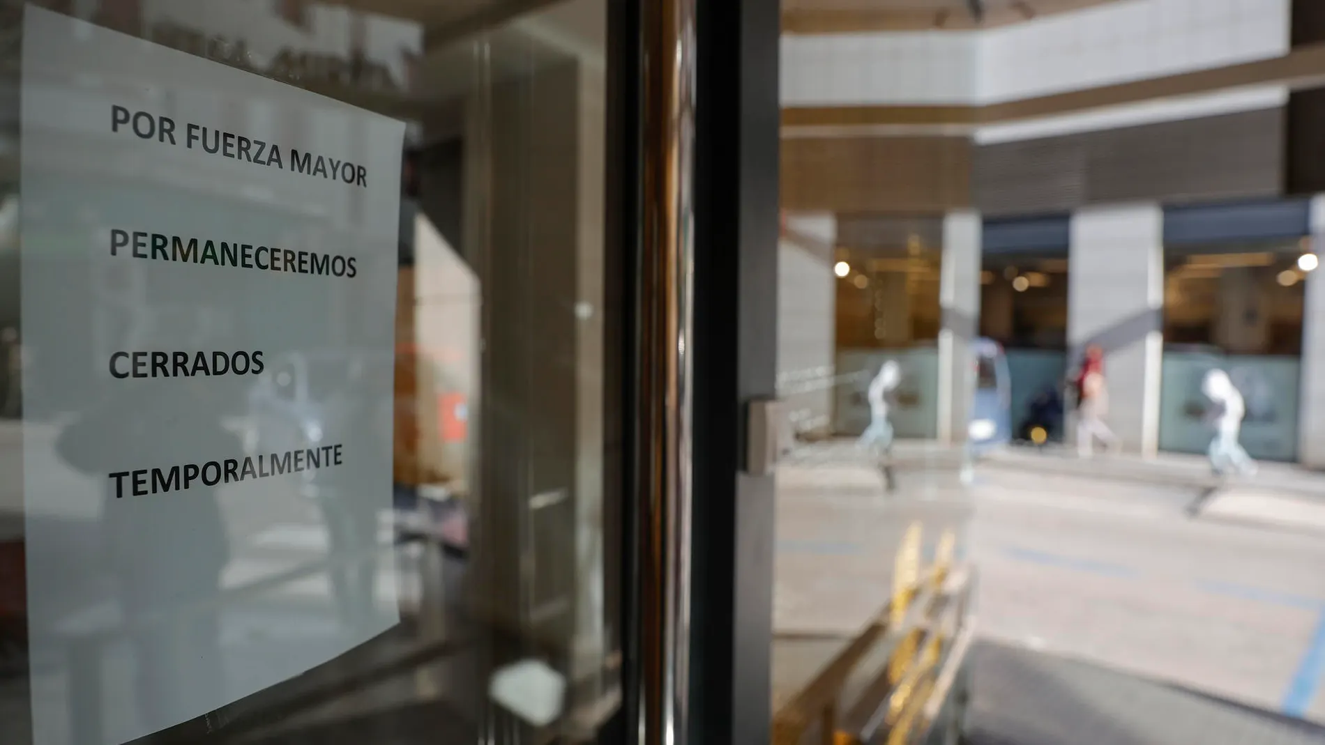 Cartel que indica el cierre temporal en la fachada principal de la clínica dental de Alzira (València) Cartel que indica el cierre temporal en la fachada principal de la clínica dental de Alzira (València)