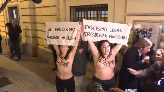 Agresi&oacute;n sexual a estas dos activistas de Femen a las puertas de una misa por Francisco Franco