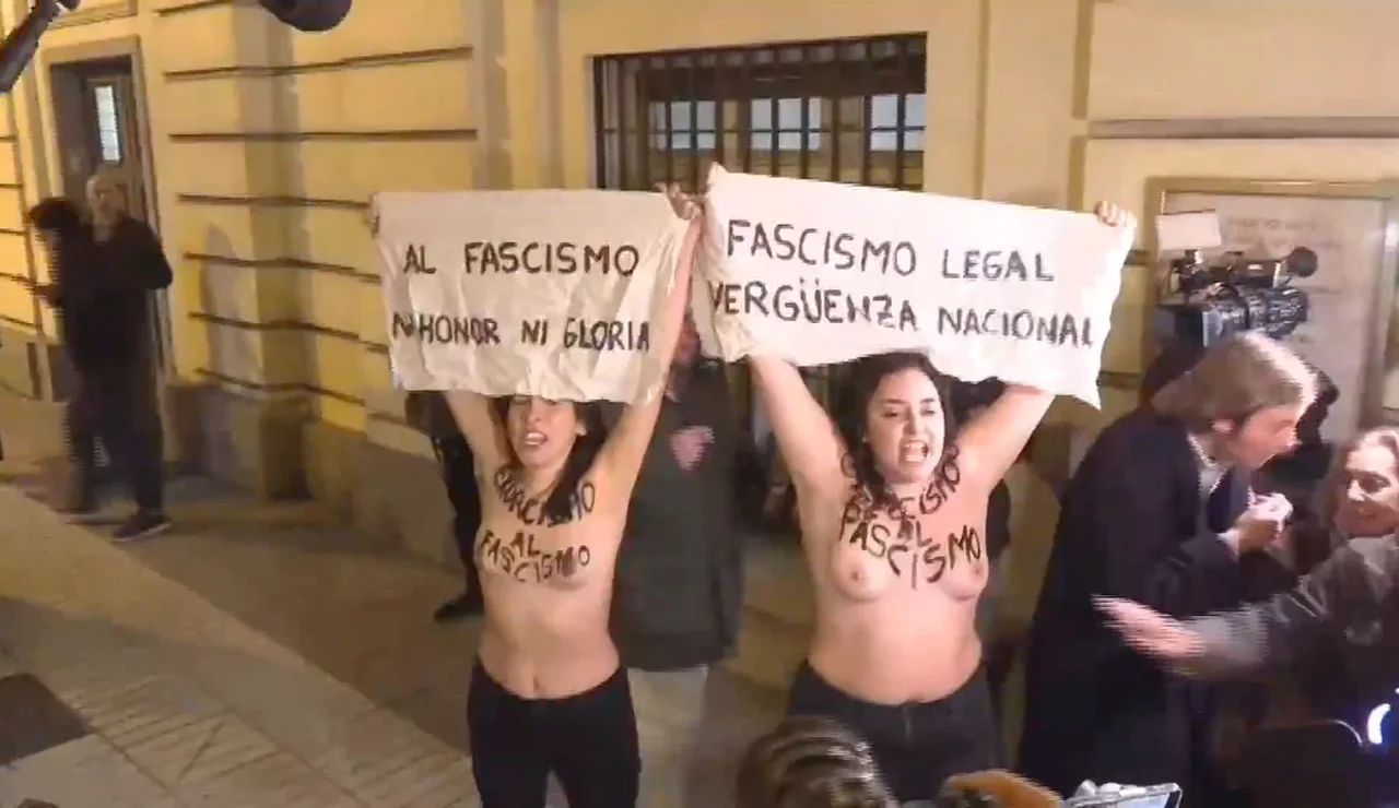 Agresión sexual a estas dos activistas de Femen a las puertas de una misa por Francisco Franco